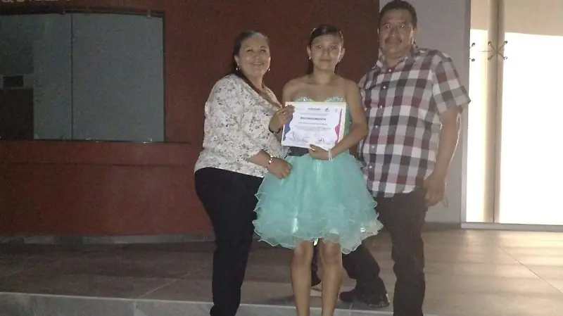 Junto a sus
